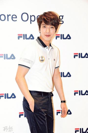 鄭容和鬼馬的舉動,逗得傳媒非常開心。(攝影:鍾偉茵)CNBLUE成員鄭容和(左起)、李正信及姜敏赫率先來港,生日的李宗泫今日才抵港合體演出。(攝影:鍾偉茵)宋承炫(左起)、李在真、崔敏煥、李弘基與崔鍾訓五位FTIsland成員齊集,其中李弘基很想來港購物,可惜碰不到大減價季節。(攝影:鍾偉茵)AOA透露將大跳性感舞蹈,成員申智珉(左三)大講國語,又賣口乖讚師兄鄭容和跳舞好睇。(攝影:鍾偉茵)李正信穿上運動服展現活力。(攝影:鍾偉茵)近300名粉絲在門外支持,令現場水泄不通。(攝影:鍾偉茵) 鄭容和鬼馬的舉動,逗得傳媒非常開心。(攝影:鍾偉茵)CNBLUE成員鄭容和(左起)、李正信及姜敏赫率先來港,生日的李宗泫今日才抵港合體演出。(攝影:鍾偉茵)宋承炫(左起)、李在真、崔敏煥、李弘基與崔鍾訓五位FTIsland成員齊集,其中李弘基很想來港購物,可惜碰不到大減價季節。(攝影:鍾偉茵)AOA透露將大跳性感舞蹈,成員申智珉(左三)大講國語,又賣口乖讚師兄鄭容和跳舞好睇。(攝影:鍾偉茵)李正信穿上運動服展現活力。(攝影:鍾偉茵)近300名粉絲在門外支持,令現場水泄不通。(攝影:鍾偉茵)