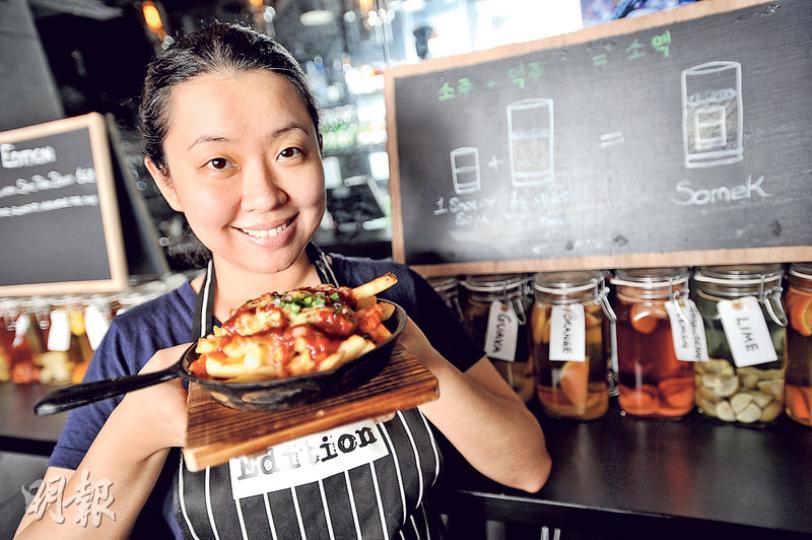 Spicy Kimchi Fries﹕餐廳大廚Katrina捧着她做的泡菜薯條,一面滿足的神情告訴你,男或女都好,對食物有熱情,就是真正的好廚師。($50,B)(胡景禧攝)Pineapple Bun with Spicy Pork Belly﹕港韓混合菜式,概念來自韓式辣炒豬肉,港式菠蘿包內夾着經韓式辣醬炒香的慢煮五花腩、京葱、蒜片、洋葱,味道新奇又惹味。($68,B)(胡景禧攝)Bibim Steak Sandwich﹕韓國石頭鍋飯的變奏版,將石頭鍋飯的常用材料如肥牛、紅蘿蔔、青瓜、生菜及煎蛋 Spicy Kimchi Fries﹕餐廳大廚Katrina捧着她做的泡菜薯條,一面滿足的神情告訴你,男或女都好,對食物有熱情,就是真正的好廚師。($50,B)(胡景禧攝)Pineapple Bun with Spicy Pork Belly﹕港韓混合菜式,概念來自韓式辣炒豬肉,港式菠蘿包內夾着經韓式辣醬炒香的慢煮五花腩、京葱、蒜片、洋葱,味道新奇又惹味。($68,B)(胡景禧攝)Bibim Steak Sandwich﹕韓國石頭鍋飯的變奏版,將石頭鍋飯的常用材料如肥牛、紅蘿蔔、青瓜、生菜及煎蛋