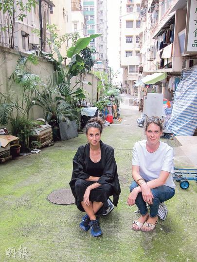 Géraldine Borio(左)與Caroline Wüthrich(右),就在北角的後巷坐下來聊天,這種心態其實跟一般市民一樣,想在侷促的高樓中間享有一點空間。(李寶瑜攝)(明報製圖)(明報製圖) Géraldine Borio(左)與Caroline Wüthrich(右),就在北角的後巷坐下來聊天,這種心態其實跟一般市民一樣,想在侷促的高樓中間享有一點空間。(李寶瑜攝)(明報製圖)(明報製圖)