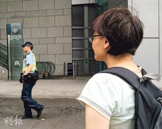 郭小姐(圖)的五旬輕度智障胞姊曾被指遭院舍男職員非禮,胞姊卻因不善表達難以解釋,結果最後證實是院舍女助理因私怨而利用郭姊誣告男職員。(梁杏怡攝) 郭小姐(圖)的五旬輕度智障胞姊曾被指遭院舍男職員非禮,胞姊卻因不善表達難以解釋,結果最後證實是院舍女助理因私怨而利用郭姊誣告男職員。(梁杏怡攝)