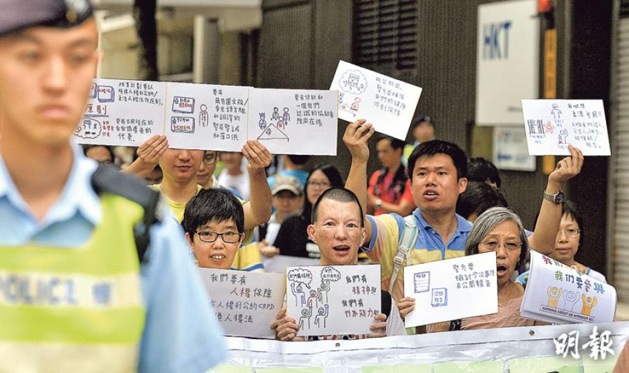 約30個關注弱勢及智障人士團體昨午由灣仔修頓球場遊行至警察總部,並向警方遞交請願信,要求警方公開調查「拉錯智障漢」事件,限期3個月內公開交代。(余俊亮攝)關注智障和學習障礙組織「卓新力量」昨日參與遊行,本身有自閉的陳俊傑(右)及有智障和自閉的周吉雄(左)等成員親自製作標語,強調智障人士並非無能力溝通,警方應關注他們的特殊需要,提供簡易圖文協助。(余俊亮攝)警務處長盧偉聰昨首回應拉錯人事件,他沒有回應會否道歉,只表示警方已向家屬解釋,助理處長亦有致電電台說明,其後亦發聲明,相信已清楚表達警隊意思, 約30個關注弱勢及智障人士團體昨午由灣仔修頓球場遊行至警察總部,並向警方遞交請願信,要求警方公開調查「拉錯智障漢」事件,限期3個月內公開交代。(余俊亮攝)關注智障和學習障礙組織「卓新力量」昨日參與遊行,本身有自閉的陳俊傑(右)及有智障和自閉的周吉雄(左)等成員親自製作標語,強調智障人士並非無能力溝通,警方應關注他們的特殊需要,提供簡易圖文協助。(余俊亮攝)警務處長盧偉聰昨首回應拉錯人事件,他沒有回應會否道歉,只表示警方已向家屬解釋,助理處長亦有致電電台說明,其後亦發聲明,相信已清楚表達警隊意思,