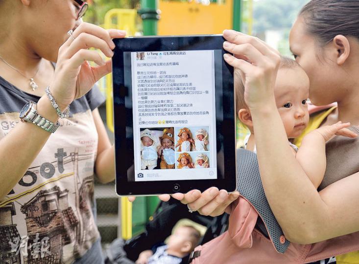 Li Tung盜用日本孖仔照片在fb杜撰故事(平板電腦示),引起很多母親關注,Grace(左)擔心自己fb內子女的照片被Li盜用,Wing(右)說感到「好得人驚」,很多向Li交出資料的母親現時出入都額外小心。(盧翊銘攝) Li Tung盜用日本孖仔照片在fb杜撰故事(平板電腦示),引起很多母親關注,Grace(左)擔心自己fb內子女的照片被Li盜用,Wing(右)說感到「好得人驚」,很多向Li交出資料的母親現時出入都額外小心。(盧翊銘攝)