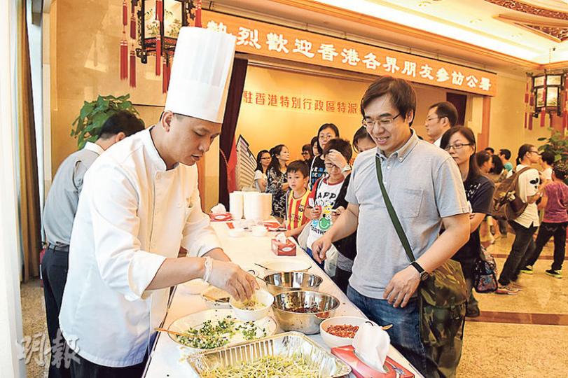 外交部駐香港特派員公署噚日舉行開放日,為市民準備咗自助餐,主要係簡單便餐,有撈麵、炸雞、沙律等,大受歡迎。(陳淑安攝)外交部駐港特派員宋哲(左)現身10分鐘與在場市民交流,並為市民簽名留念。(陳淑安攝) 外交部駐香港特派員公署噚日舉行開放日,為市民準備咗自助餐,主要係簡單便餐,有撈麵、炸雞、沙律等,大受歡迎。(陳淑安攝)外交部駐港特派員宋哲(左)現身10分鐘與在場市民交流,並為市民簽名留念。(陳淑安攝)