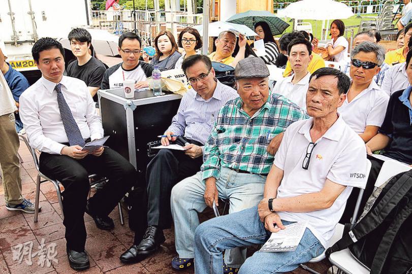 「維園大聲公」梁伯嘅家屬,喺維園涼亭旁為梁伯辦追思會,城市論壇主持謝志峰(前排中)、青年民建聯主席周浩鼎(前排左一)及「維園阿哥」任亮憲(前排左二)等均有出席。(林俊源攝)《城市論壇》「大聲公」梁銀樹嘅家人噚日喺維園涼亭旁邊舉行追思會,梁伯兒子梁志豪(右一)話對父親一生致力推動工運深感自豪。(林俊源攝) 「維園大聲公」梁伯嘅家屬,喺維園涼亭旁為梁伯辦追思會,城市論壇主持謝志峰(前排中)、青年民建聯主席周浩鼎(前排左一)及「維園阿哥」任亮憲(前排左二)等均有出席。(林俊源攝)《城市論壇》「大聲公」梁銀樹嘅家人噚日喺維園涼亭旁邊舉行追思會,梁伯兒子梁志豪(右一)話對父親一生致力推動工運深感自豪。(林俊源攝)
