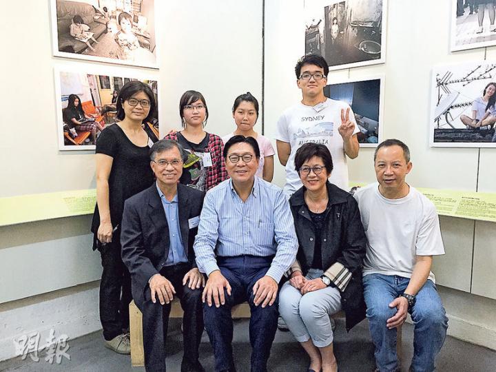 喺板間房長大嘅馬時亨(前排左二)噚日去社區組織協會出席跨代貧窮對談講座,佢太太(前排右二)同細女(不在圖中)亦有到場支持。(陳顥之攝) 喺板間房長大嘅馬時亨(前排左二)噚日去社區組織協會出席跨代貧窮對談講座,佢太太(前排右二)同細女(不在圖中)亦有到場支持。(陳顥之攝)