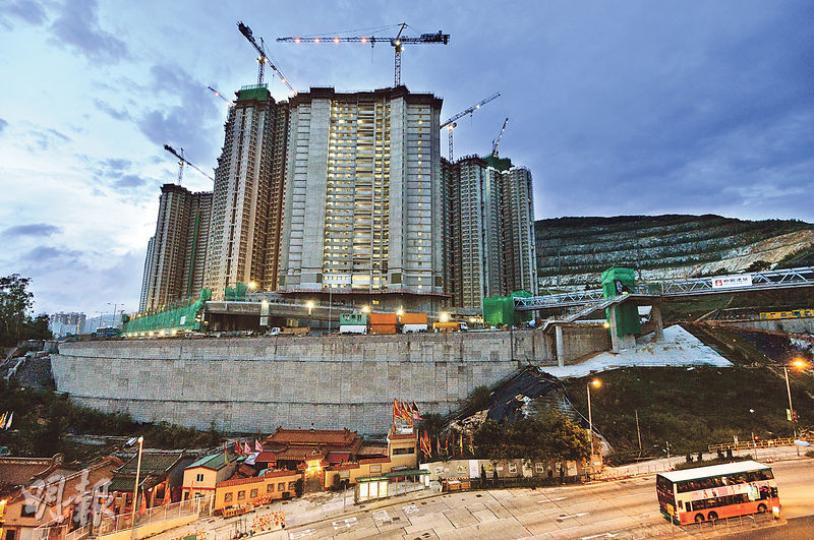 政府不斷覓地建屋,但入住公屋單位的人口卻呈下降趨勢,有學者認為,政府需提供更多單位,才可滿足輪候冊需求。圖為安達臣道租住公屋發展計劃地盤,工程如火如荼。(葉家豪攝) 政府不斷覓地建屋,但入住公屋單位的人口卻呈下降趨勢,有學者認為,政府需提供更多單位,才可滿足輪候冊需求。圖為安達臣道租住公屋發展計劃地盤,工程如火如荼。(葉家豪攝)