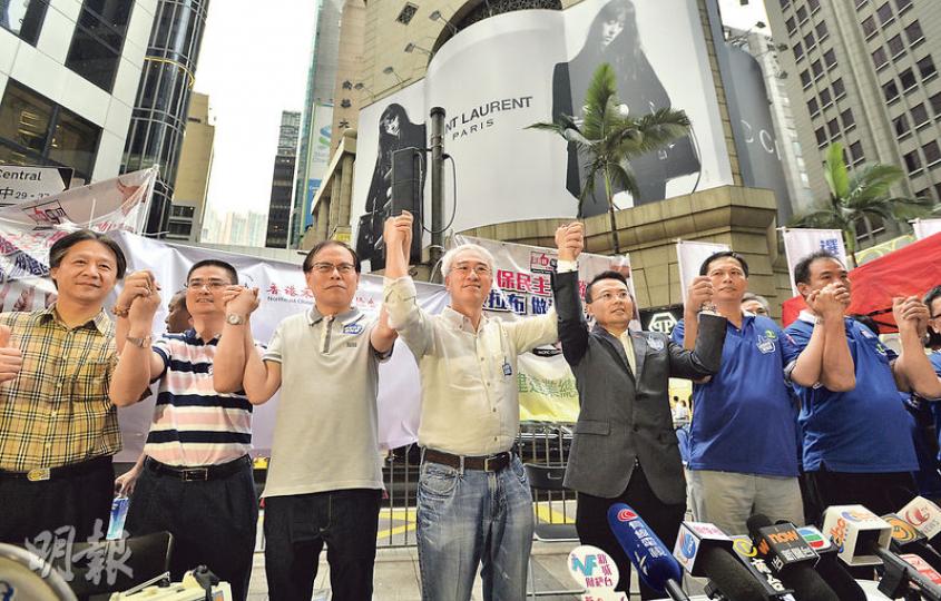 「保普選反暴力大聯盟」發言人周融(左四)、陳勇(右三)昨見記者,稱今次簽名數字已較2012年建制派在立法會選舉的80萬得票多兩成,認為泛民若否決政改,需思考流失選票問題。(余俊亮攝)民主派昨在中環設街站,製作英語、意大利文等多國語言橫額,宣傳反對「袋住先」,主力向非華語人士及旅客宣傳。(葉家豪攝) 「保普選反暴力大聯盟」發言人周融(左四)、陳勇(右三)昨見記者,稱今次簽名數字已較2012年建制派在立法會選舉的80萬得票多兩成,認為泛民若否決政改,需思考流失選票問題。(余俊亮攝)民主派昨在中環設街站,製作英語、意大利文等多國語言橫額,宣傳反對「袋住先」,主力向非華語人士及旅客宣傳。(葉家豪攝)