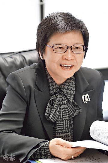 公務員敍用委員會主席劉吳惠蘭辭官養病後鮮有露面。劉太在訪問時未有具體評論現屆政府的表現及決策,但她稱,只要公務員盡忠職守,即使外面「風大雨大」也毋須擔心。(郭慶輝攝) 公務員敍用委員會主席劉吳惠蘭辭官養病後鮮有露面。劉太在訪問時未有具體評論現屆政府的表現及決策,但她稱,只要公務員盡忠職守,即使外面「風大雨大」也毋須擔心。(郭慶輝攝)