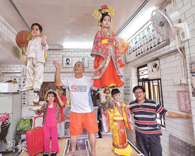 中興街街坊會以古裝劇《武則天》及「以和為貴」為主題,角色有武則天(右上)、李世民(右下)、林鄭月娥(左上)及水貨客(左下)。主席梁國明(右一)盼港人能以和為貴。(葉家豪攝)6歲半的馮佩汶(圖)第一次參加飄色,扮演林鄭月娥。母親馮太經常帶女兒爬山及做運動,相信女兒有足夠體力應付下星期的飄色巡遊。(葉家豪攝)長洲惠海陸同鄉會以韓國綜藝節目Running Man為飄色主題,5歲的羅繼海(左上)手持Running Man小旗幟,頭戴長頸鹿頭飾,扮演節目主持人李光洙。(葉家豪攝)長洲中興街街坊會的飄色提及 中興街街坊會以古裝劇《武則天》及「以和為貴」為主題,角色有武則天(右上)、李世民(右下)、林鄭月娥(左上)及水貨客(左下)。主席梁國明(右一)盼港人能以和為貴。(葉家豪攝)6歲半的馮佩汶(圖)第一次參加飄色,扮演林鄭月娥。母親馮太經常帶女兒爬山及做運動,相信女兒有足夠體力應付下星期的飄色巡遊。(葉家豪攝)長洲惠海陸同鄉會以韓國綜藝節目Running Man為飄色主題,5歲的羅繼海(左上)手持Running Man小旗幟,頭戴長頸鹿頭飾,扮演節目主持人李光洙。(葉家豪攝)長洲中興街街坊會的飄色提及