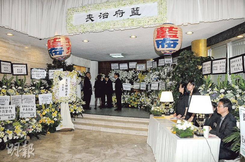 近年甚少露面的賭王二太藍瓊纓(圓圖)坐輪椅到殯儀館送別兄長藍鏵纓。(攝影:孫華中)
近年甚少露面的賭王二太藍瓊纓(圓圖)坐輪椅到殯儀館送別兄長藍鏵纓。(攝影:孫華中)