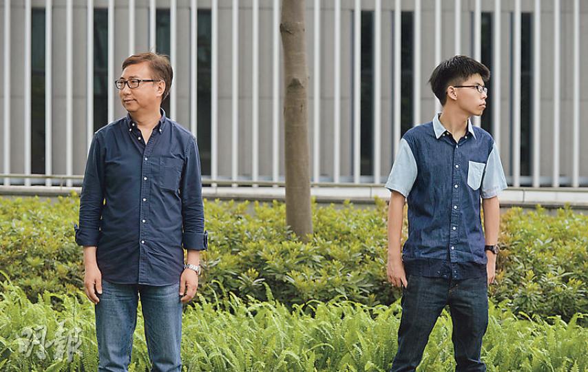 黃之鋒(右)日前撰文質疑狄志遠(左)等「所謂溫和派」是「投降派」。二人昨應本報邀請論政改,狄反駁人大落閘是激進民主派帶來的惡果。(余俊亮攝) 黃之鋒(右)日前撰文質疑狄志遠(左)等「所謂溫和派」是「投降派」。二人昨應本報邀請論政改,狄反駁人大落閘是激進民主派帶來的惡果。(余俊亮攝)