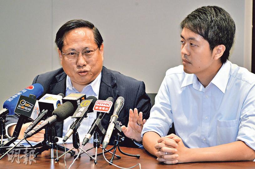 民主黨何俊仁(左)及許智峯昨午以個人身分召開記者會,表明對黨友黃成智言行憤怒。(葉家豪攝) 民主黨何俊仁(左)及許智峯昨午以個人身分召開記者會,表明對黨友黃成智言行憤怒。(葉家豪攝)