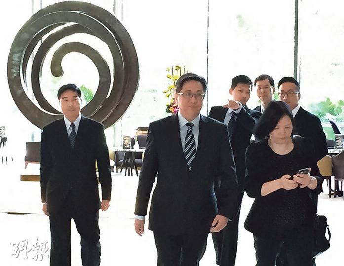 新任警務處長盧偉聰(左二)率領警隊高層人員訪京,包括剛晉升為副處長(管理)的周國良(左一)及高級助理警務處長區志光(左四戴眼鏡者),各人昨晨離開酒店前往國家公安部作禮節會晤。(張煒明攝) 新任警務處長盧偉聰(左二)率領警隊高層人員訪京,包括剛晉升為副處長(管理)的周國良(左一)及高級助理警務處長區志光(左四戴眼鏡者),各人昨晨離開酒店前往國家公安部作禮節會晤。(張煒明攝)