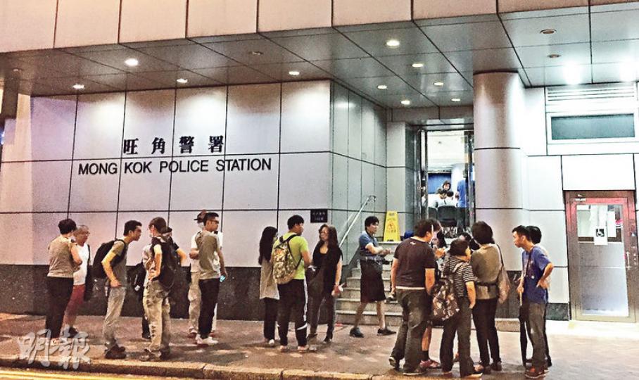 前晚旺角鳩嗚團有團員涉衝出馬路被捕,至昨凌晨零時許,約30名團友在旺角警署外聲援,包括次文化堂社長彭志銘。(何曉勤攝) 前晚旺角鳩嗚團有團員涉衝出馬路被捕,至昨凌晨零時許,約30名團友在旺角警署外聲援,包括次文化堂社長彭志銘。(何曉勤攝)