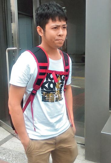 運輸工鄧德全(圖)否認控罪受審。辯方稱鄧當晚被女警以警棍扑頭及頸,在警署暈倒。(張梓鈴攝)女警韋婧(圖)聲稱在去年10月佔旺期間,在彌敦道被搶去長警棍。(張梓鈴攝) 運輸工鄧德全(圖)否認控罪受審。辯方稱鄧當晚被女警以警棍扑頭及頸,在警署暈倒。(張梓鈴攝)女警韋婧(圖)聲稱在去年10月佔旺期間,在彌敦道被搶去長警棍。(張梓鈴攝)