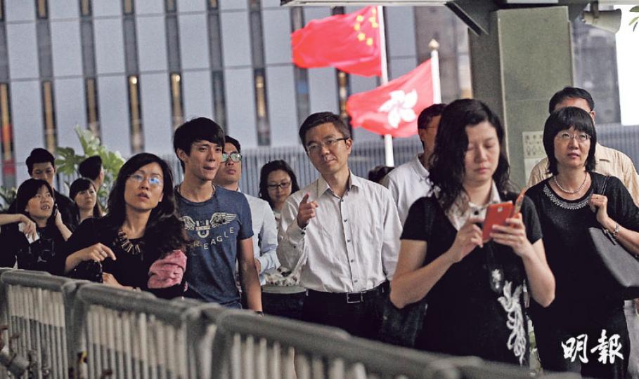 影響全港17萬名公務員加薪指標的薪酬趨勢調查結果昨日出爐,公務員有望連續第6年加薪,可能加薪3.02%至4.12%。(李紹昌攝)第一標準薪級公務員評議會職方主席李惠儀(左圖)質疑,低層公務員需扣減的遞增薪點每年遞升,今年高達1.71%,對已達頂薪點的員工非常不公平,「容乜易明天會升到2%?」薪酬趨勢調查委員會主席黃錦沛(右圖)強調,今次薪酬調查專業、公正、公平。(葉家豪攝) 影響全港17萬名公務員加薪指標的薪酬趨勢調查結果昨日出爐,公務員有望連續第6年加薪,可能加薪3.02%至4.12%。(李紹昌攝)第一標準薪級公務員評議會職方主席李惠儀(左圖)質疑,低層公務員需扣減的遞增薪點每年遞升,今年高達1.71%,對已達頂薪點的員工非常不公平,「容乜易明天會升到2%?」薪酬趨勢調查委員會主席黃錦沛(右圖)強調,今次薪酬調查專業、公正、公平。(葉家豪攝)