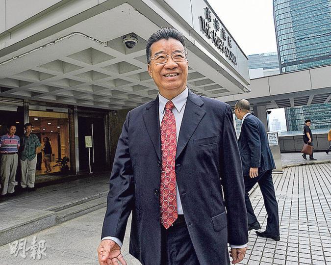 全國政協前委員劉夢熊(圖)涉串謀詐騙案,法官昨完成引導陪審團,陪審團昨早退庭商議,至晚上仍未有結果,今日續議。劉昨午離庭時面帶笑容,隨即到鄰近酒店與友人用膳。(葉家豪攝) 全國政協前委員劉夢熊(圖)涉串謀詐騙案,法官昨完成引導陪審團,陪審團昨早退庭商議,至晚上仍未有結果,今日續議。劉昨午離庭時面帶笑容,隨即到鄰近酒店與友人用膳。(葉家豪攝)