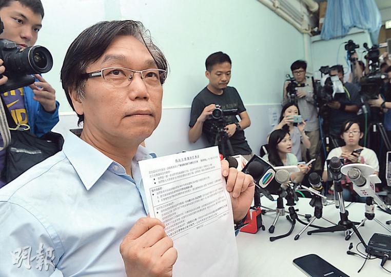 民主黨黨員黃成智發起一人一信聯署,要求中央政府考慮把提委會「公司票轉個人票」以及白票守尾門,並促請立法會議員考慮支持優化的政改方案。他呼籲認同這些理念的市民參加聯署。(劉焌陶攝) 民主黨黨員黃成智發起一人一信聯署,要求中央政府考慮把提委會「公司票轉個人票」以及白票守尾門,並促請立法會議員考慮支持優化的政改方案。他呼籲認同這些理念的市民參加聯署。(劉焌陶攝)