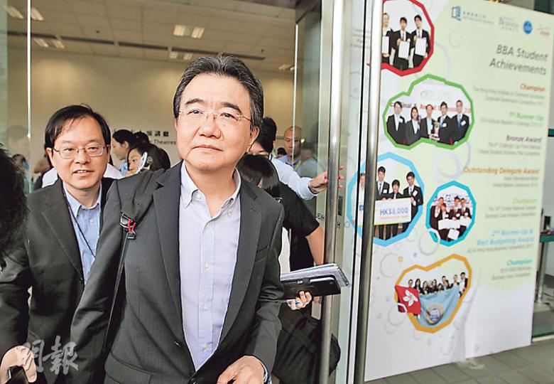 浸大校長候選人錢大康(前)昨出席首場加開的諮詢會,表現親民和多次幽默回答學生提問,又讚揚浸大傳理學院提供高質素的傳媒培訓,笑說有記者曾鍥而不捨凌晨2時WhatsApp他查詢事宜,對其勤奮感尊重。(林俊源攝)浸大學生會會長陳思豪(前)昨在諮詢會後表示,會續觀察錢大康在餘下兩場諮詢會的表現,以及師生是否「問夠」,來決定會否再有行動嘗試阻延校長委任。(林俊源攝) 浸大校長候選人錢大康(前)昨出席首場加開的諮詢會,表現親民和多次幽默回答學生提問,又讚揚浸大傳理學院提供高質素的傳媒培訓,笑說有記者曾鍥而不捨凌晨2時WhatsApp他查詢事宜,對其勤奮感尊重。(林俊源攝)浸大學生會會長陳思豪(前)昨在諮詢會後表示,會續觀察錢大康在餘下兩場諮詢會的表現,以及師生是否「問夠」,來決定會否再有行動嘗試阻延校長委任。(林俊源攝)