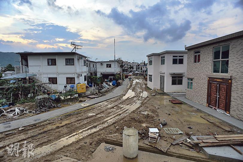 菜園村居民遷入錦上路新村的臨時屋(左)至今4年,遷入時已向中電申請供電,但毗鄰的永久屋(右)在今年初完成興建後,至今仍未有供電,入伙無期。(葉家豪攝)菜園村居民代表高春香(右)哭訴新村永久屋已建好,只欠供電,令入伙遙遙無期。圖左為協助居民的立法會議員李卓人。(葉家豪攝) 菜園村居民遷入錦上路新村的臨時屋(左)至今4年,遷入時已向中電申請供電,但毗鄰的永久屋(右)在今年初完成興建後,至今仍未有供電,入伙無期。(葉家豪攝)菜園村居民代表高春香(右)哭訴新村永久屋已建好,只欠供電,令入伙遙遙無期。圖左為協助居民的立法會議員李卓人。(葉家豪攝)