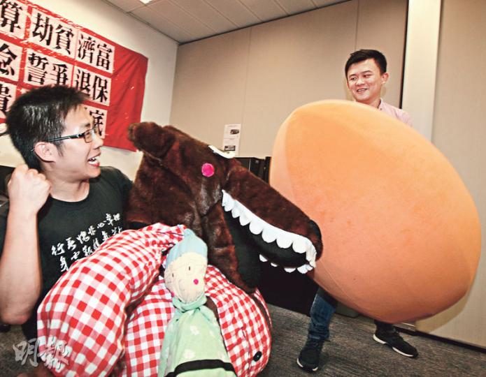 社民連陳德章(右)出冊後繼續「掟蛋」公民抗命,但今次係掟蛋形攬枕,而副主席黃浩銘(左)就幫手打氣。(李紹昌攝) 社民連陳德章(右)出冊後繼續「掟蛋」公民抗命,但今次係掟蛋形攬枕,而副主席黃浩銘(左)就幫手打氣。(李紹昌攝)