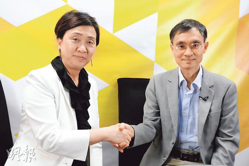基本法委員會委員陳弘毅(右)噚日接受民主黨劉慧卿(左)邀請上網台節目《議會內外》,二人訪問後握手合照。(胡景禧攝) 基本法委員會委員陳弘毅(右)噚日接受民主黨劉慧卿(左)邀請上網台節目《議會內外》,二人訪問後握手合照。(胡景禧攝)
