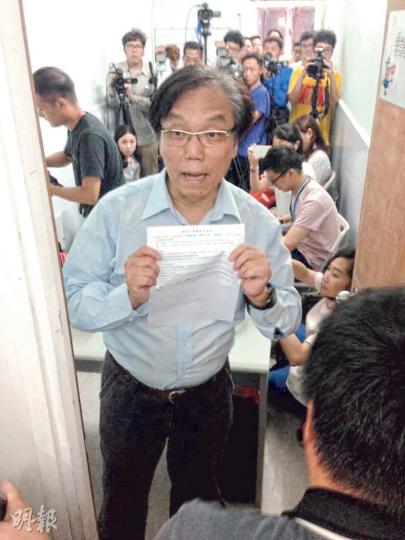 黃成智噚日喺長沙灣元州邨內嘅居民協會辦事處開記者會，由於地方細，前面擺咗攝影機後已經無咩位，所以有啲記者要喺雜物房聽記者會。（楊康琪攝）
