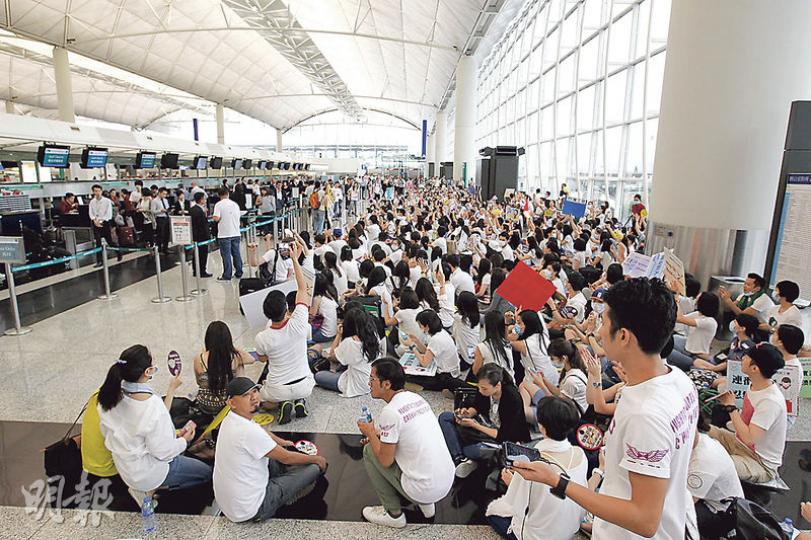 國泰空服員工會昨午召開緊急會員大會,通過即日起在機場發動「馬拉松式」靜坐,直至周四早上10時,昨午至少有逾500名員工參與。(郭慶輝攝) 國泰空服員工會昨午召開緊急會員大會,通過即日起在機場發動「馬拉松式」靜坐,直至周四早上10時,昨午至少有逾500名員工參與。(郭慶輝攝)
