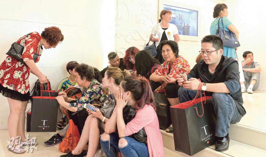 有內地旅客到尖東華懋廣場的DFS分店購物,然後坐在樓梯休息,該店保安員指現時內地客購物量減少。(劉焌陶攝) 有內地旅客到尖東華懋廣場的DFS分店購物,然後坐在樓梯休息,該店保安員指現時內地客購物量減少。(劉焌陶攝)