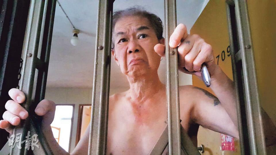 女死者的周姓丈夫昨在住所隔着鐵閘表示不相信妻子與疑兇是情侶,並否認與死者是假結婚。(鍾炳然攝)上周五在元朗揭發的流鶯兇殺案,警方前晚在天水圍目標單位拘捕一名62歲男子,初步調查相信他是死者的男朋友。(蔡方山攝) 女死者的周姓丈夫昨在住所隔着鐵閘表示不相信妻子與疑兇是情侶,並否認與死者是假結婚。(鍾炳然攝)上周五在元朗揭發的流鶯兇殺案,警方前晚在天水圍目標單位拘捕一名62歲男子,初步調查相信他是死者的男朋友。(蔡方山攝)