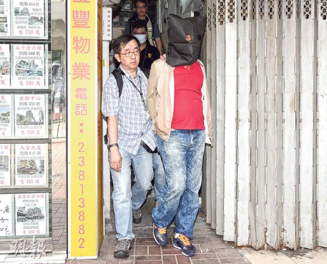 警方偕入境處搗破人蛇集團,其中孟加拉裔男主腦在旺角界限街38號A一單位被捕,黑布蒙頭、鎖上手扣帶署。(蔡方山攝) 警方偕入境處搗破人蛇集團,其中孟加拉裔男主腦在旺角界限街38號A一單位被捕,黑布蒙頭、鎖上手扣帶署。(蔡方山攝)