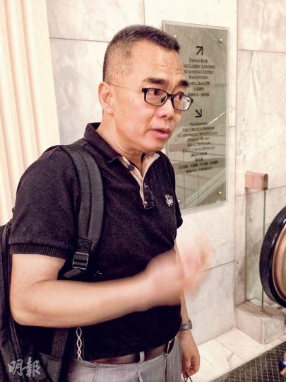 漢能行政總裁代明芳(灰藍西裝者),股東會後未有回應問題就離開。有小股東問及漢能股價急瀉,代明芳一度離場講電話。(岑梽豪攝)
漢能行政總裁代明芳(灰藍西裝者),股東會後未有回應問題就離開。有小股東問及漢能股價急瀉,代明芳一度離場講電話。(岑梽豪攝)