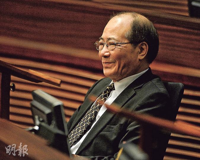 教育局長吳克儉昨書面回覆議員提問時說,去年11月起多次致函港大要求回應公眾對接收若干捐款的質疑,考慮發放更多有關捐款來源的資料。(葉家豪攝) 教育局長吳克儉昨書面回覆議員提問時說,去年11月起多次致函港大要求回應公眾對接收若干捐款的質疑,考慮發放更多有關捐款來源的資料。(葉家豪攝)