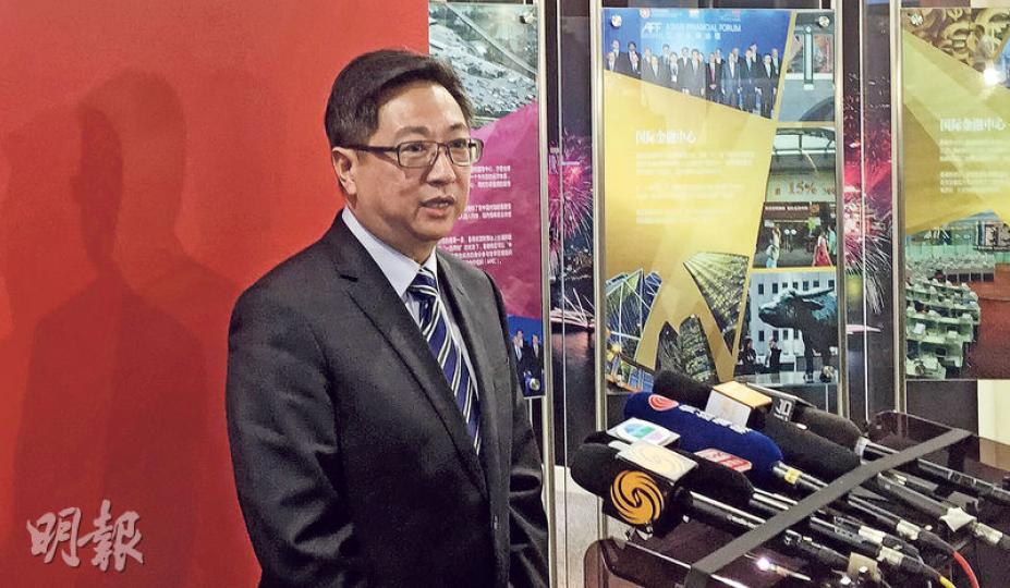 警務處長盧偉聰昨在香港特區政府駐京辦總結行程,強調與政法委書記孟建柱會面屬禮節拜訪,沒有深入討論特定議題或個別案件。(張煒明攝) 警務處長盧偉聰昨在香港特區政府駐京辦總結行程,強調與政法委書記孟建柱會面屬禮節拜訪,沒有深入討論特定議題或個別案件。(張煒明攝)