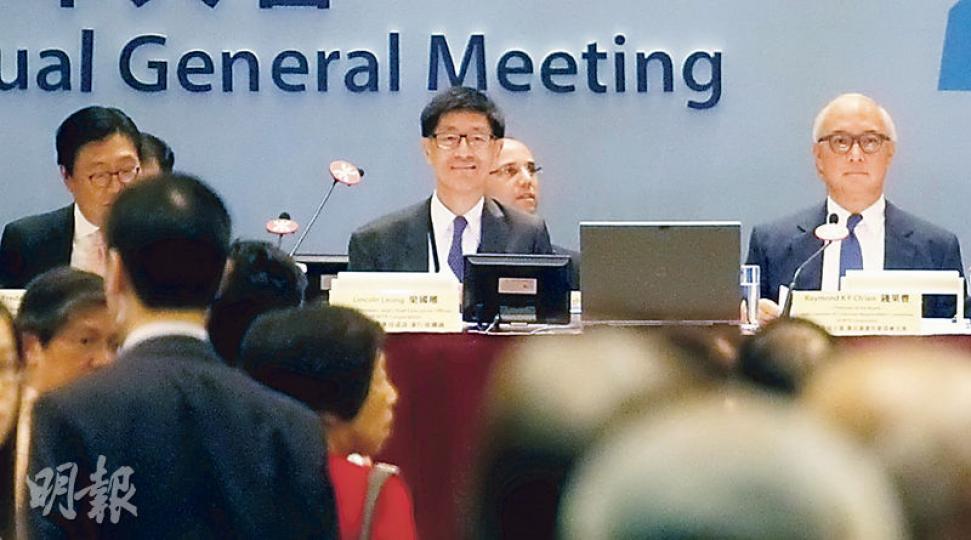 港鐵公司昨舉行股東周年大會,主席錢果豐(右)希望高鐵一地兩檢當局愈快有決定愈好,但何時落實應由兩地政府決定。左一為港鐵董事局成員馬時亨,中為港鐵行政總裁梁國權。(郭慶輝攝) 港鐵公司昨舉行股東周年大會,主席錢果豐(右)希望高鐵一地兩檢當局愈快有決定愈好,但何時落實應由兩地政府決定。左一為港鐵董事局成員馬時亨,中為港鐵行政總裁梁國權。(郭慶輝攝)
