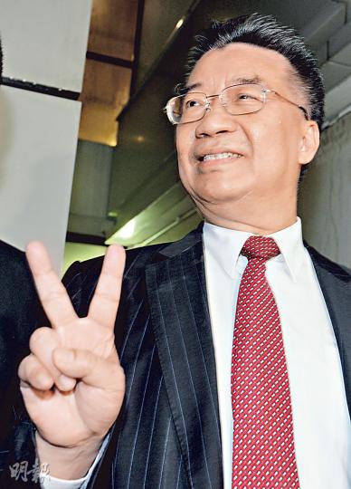 前全國政協劉夢熊涉串謀詐騙及洗黑錢,3項控罪全部不成立,在審訊中全身而退。他出庭時舉起勝利手勢,並再次引經據典稱「本來無一物,何處惹塵埃」。(劉焌陶攝) 前全國政協劉夢熊涉串謀詐騙及洗黑錢,3項控罪全部不成立,在審訊中全身而退。他出庭時舉起勝利手勢,並再次引經據典稱「本來無一物,何處惹塵埃」。(劉焌陶攝)