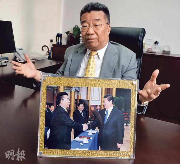 2012年3月4日國家主席習近平在北京接見全國政協,當時為特首候選人梁振英助選的劉夢熊成為首批與習握手的政協委員。當日的照片成為劉夢熊的珍藏,置於其辦公室當眼處。(劉焌陶攝) 2012年3月4日國家主席習近平在北京接見全國政協,當時為特首候選人梁振英助選的劉夢熊成為首批與習握手的政協委員。當日的照片成為劉夢熊的珍藏,置於其辦公室當眼處。(劉焌陶攝)