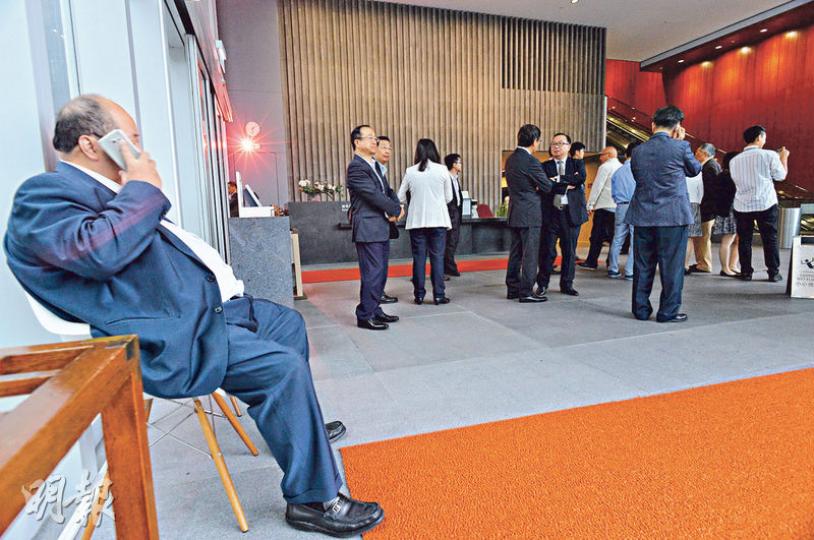 立法會大樓噚日火警鐘誤鳴,會議要中斷,一眾議員乖乖「走火警」,去到地下大堂。唔少議員都趁呢個時間同大家交流,而經民聯張華峰(左一)就一於少理,氣定神閒坐喺一邊講電話。(葉家豪攝)
立法會大樓噚日火警鐘誤鳴,會議要中斷,一眾議員乖乖「走火警」,去到地下大堂。唔少議員都趁呢個時間同大家交流,而經民聯張華峰(左一)就一於少理,氣定神閒坐喺一邊講電話。(葉家豪攝)