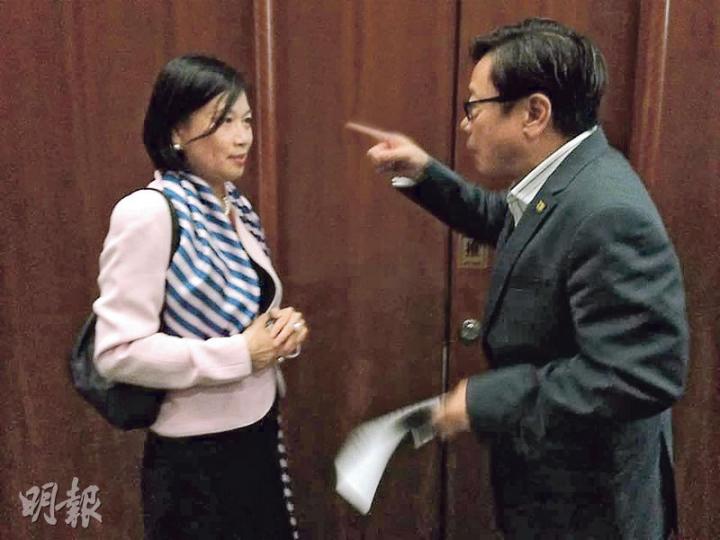 經民聯梁美芬(左)話會喺九龍西擺街站、派支持政改書籤,同屬一區嘅黃毓民(右)話會印10萬張反政改單張,喺區內打對台。(楊康琪攝)
經民聯梁美芬(左)話會喺九龍西擺街站、派支持政改書籤,同屬一區嘅黃毓民(右)話會印10萬張反政改單張,喺區內打對台。(楊康琪攝)