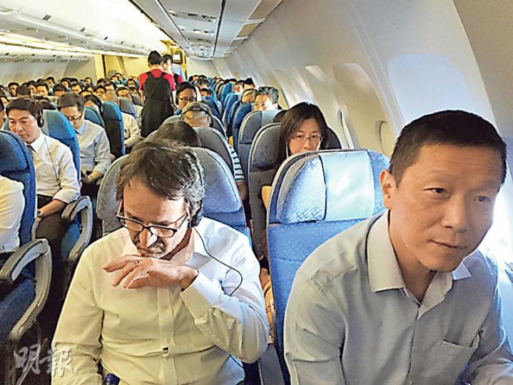 消防處長黎文軒(右一)喺飛機同記者有講有笑;警務處「一哥」盧偉聰(中間通道,左二)就幾乎全程低頭,「二哥」副處長周國良(中間通道,左一)就戴住headphone睇電影。(張煒明攝)
消防處長黎文軒(右一)喺飛機同記者有講有笑;警務處「一哥」盧偉聰(中間通道,左二)就幾乎全程低頭,「二哥」副處長周國良(中間通道,左一)就戴住headphone睇電影。(張煒明攝)