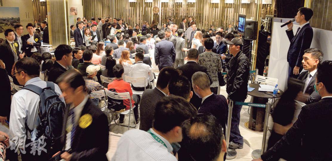 恒地土瓜灣新盤傲形昨晚首輪推售62伙,估計全晚沽約30伙,佔可售單位總數約一半,買家估計多屬上車客或分支家庭客。(劉焌陶攝)
恒地土瓜灣新盤傲形昨晚首輪推售62伙,估計全晚沽約30伙,佔可售單位總數約一半,買家估計多屬上車客或分支家庭客。(劉焌陶攝)