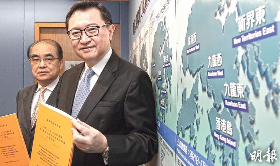 選管會主席馮驊(右)與委員陸貽信(左)昨就明年立法會選舉地方選區分界及議席分配提出建議。選管會以人口分佈計算,港島區減1席至6席;九龍西加1席至6席。馮驊強調選管會不會考慮任何政治因素。(李紹昌攝) 選管會主席馮驊(右)與委員陸貽信(左)昨就明年立法會選舉地方選區分界及議席分配提出建議。選管會以人口分佈計算,港島區減1席至6席;九龍西加1席至6席。馮驊強調選管會不會考慮任何政治因素。(李紹昌攝)