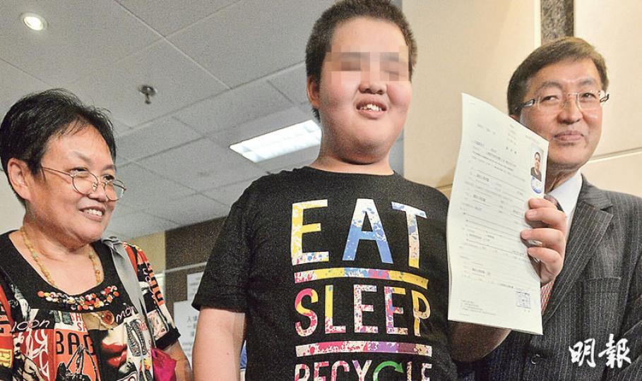 12歲男童肖友懷(中)報稱自2006年起,由外婆周紹璇(左)用他人身分申請雙程證來港,匿藏至今,過着9年「無證、無學」生活,周婆婆稱擔心死後無人照顧外孫,決定投案。二人在協助他們的律師劉嘉華(右)陪同下,昨午3時許到九龍灣的入境處自首,最後懷仔獲發「行街紙」離開,須於28日後返處報到。(余俊亮攝) 12歲男童肖友懷(中)報稱自2006年起,由外婆周紹璇(左)用他人身分申請雙程證來港,匿藏至今,過着9年「無證、無學」生活,周婆婆稱擔心死後無人照顧外孫,決定投案。二人在協助他們的律師劉嘉華(右)陪同下,昨午3時許到九龍灣的入境處自首,最後懷仔獲發「行街紙」離開,須於28日後返處報到。(余俊亮攝)