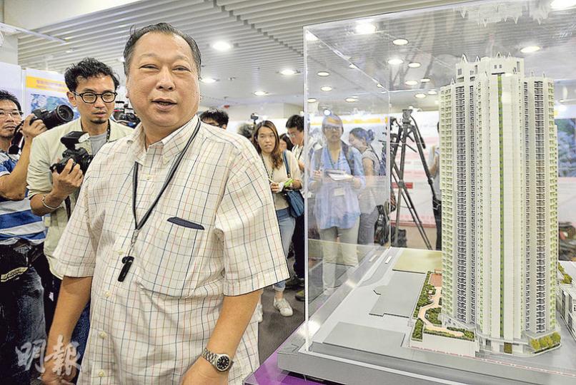 62歲的呂先生與97歲的媽媽及13歲兒子居於油塘公屋,排第12揀樓的他說,為首期月儲三四千元,冀為13歲兒子買居屋,作為長大後結婚之用,最終選了荃灣尚翠苑A座高層6號大單位,圖右是銷售中心內尚翠苑的模型。(余俊亮攝) 62歲的呂先生與97歲的媽媽及13歲兒子居於油塘公屋,排第12揀樓的他說,為首期月儲三四千元,冀為13歲兒子買居屋,作為長大後結婚之用,最終選了荃灣尚翠苑A座高層6號大單位,圖右是銷售中心內尚翠苑的模型。(余俊亮攝)
