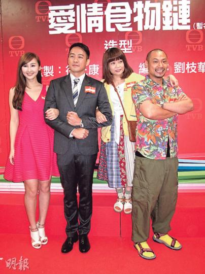 小儀的高度拍得住高海寧、陳智燊及金剛,因為企上木箱影合照。(攝影/記者﹕鍾一虹)
小儀的高度拍得住高海寧、陳智燊及金剛,因為企上木箱影合照。(攝影/記者﹕鍾一虹)