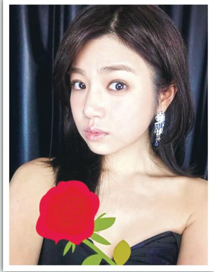 趙薇在微博貼上拖老公黃有龍行街的照片,她說﹕「大家都有520。」(微博圖片)
趙薇在微博貼上拖老公黃有龍行街的照片,她說﹕「大家都有520。」(微博圖片)