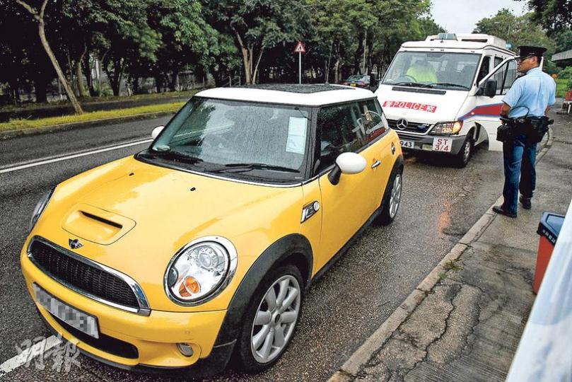 停在西沙路的Mini Cooper私家車昨揭發雙屍命案,車內沒遺書或自殺工具,警方暫未能確定兩女名死者死因,今日將為屍體做毒理化驗。(鍾炳然攝)許金山(右及小圖)在妻女出事後約5小時,身穿手術服在威爾斯醫院出現,手術帽尚未脫下,見記者時即扯起衣服掩面,由保安協助到急症室了解。(樊銳昌攝) 停在西沙路的Mini Cooper私家車昨揭發雙屍命案,車內沒遺書或自殺工具,警方暫未能確定兩女名死者死因,今日將為屍體做毒理化驗。(鍾炳然攝)許金山(右及小圖)在妻女出事後約5小時,身穿手術服在威爾斯醫院出現,手術帽尚未脫下,見記者時即扯起衣服掩面,由保安協助到急症室了解。(樊銳昌攝)