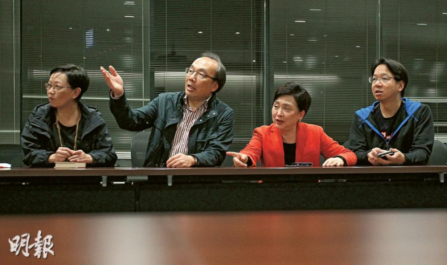工黨何秀蘭(左起)、公民黨黨魁梁家傑、民主黨主席劉慧卿與公專聯莫乃光昨午分別接獲政府邀請,安排在下周日與京官會面,他們昨晚臨時在立法會開會商討泛民立場,暫未有集體決定。梁家傑說,泛民不同板塊要先回到本身黨內走一轉,再決定立場。他稱泛民與港人一樣想為政改找出路,他不希望屆時京官只是訓斥泛民,或重申人大8.31決定不可撼動。(李紹昌攝) 工黨何秀蘭(左起)、公民黨黨魁梁家傑、民主黨主席劉慧卿與公專聯莫乃光昨午分別接獲政府邀請,安排在下周日與京官會面,他們昨晚臨時在立法會開會商討泛民立場,暫未有集體決定。梁家傑說,泛民不同板塊要先回到本身黨內走一轉,再決定立場。他稱泛民與港人一樣想為政改找出路,他不希望屆時京官只是訓斥泛民,或重申人大8.31決定不可撼動。(李紹昌攝)
