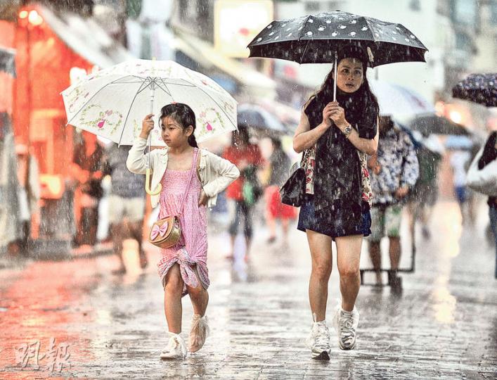 本港近日暴雨不斷,天文台昨在一天內發出4次黃色及發出1次紅色暴雨警告信號,巿民出門時都帶備雨具。 (余俊亮攝)連場暴雨下,九龍城貴州街慢線近土瓜灣道發生路陷,馬路下的沙石疑被冲走,地洞足以陷落車輛,幸當時沒有車輛行經,否則後果嚴重。(樊銳昌攝) 本港近日暴雨不斷,天文台昨在一天內發出4次黃色及發出1次紅色暴雨警告信號,巿民出門時都帶備雨具。 (余俊亮攝)連場暴雨下,九龍城貴州街慢線近土瓜灣道發生路陷,馬路下的沙石疑被冲走,地洞足以陷落車輛,幸當時沒有車輛行經,否則後果嚴重。(樊銳昌攝)