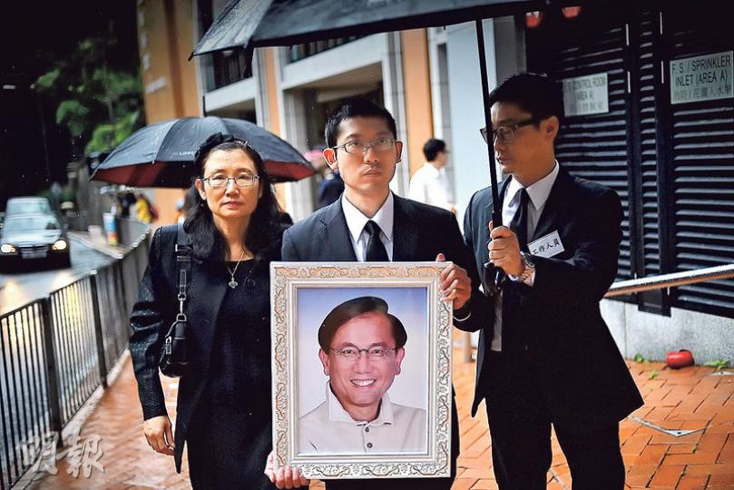 前醫學界立法會議員、傳染病科專家勞永樂醫生因肺癌辭世,昨舉行安息禮拜,儀式後,勞的兒子勞啟仁捧着父親的照片,並將其遺體送哥連臣角火葬場火化。(葉家豪攝) 前醫學界立法會議員、傳染病科專家勞永樂醫生因肺癌辭世,昨舉行安息禮拜,儀式後,勞的兒子勞啟仁捧着父親的照片,並將其遺體送哥連臣角火葬場火化。(葉家豪攝)